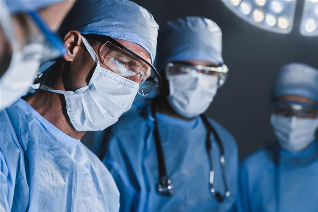 Equipo médico especializado en una intervención