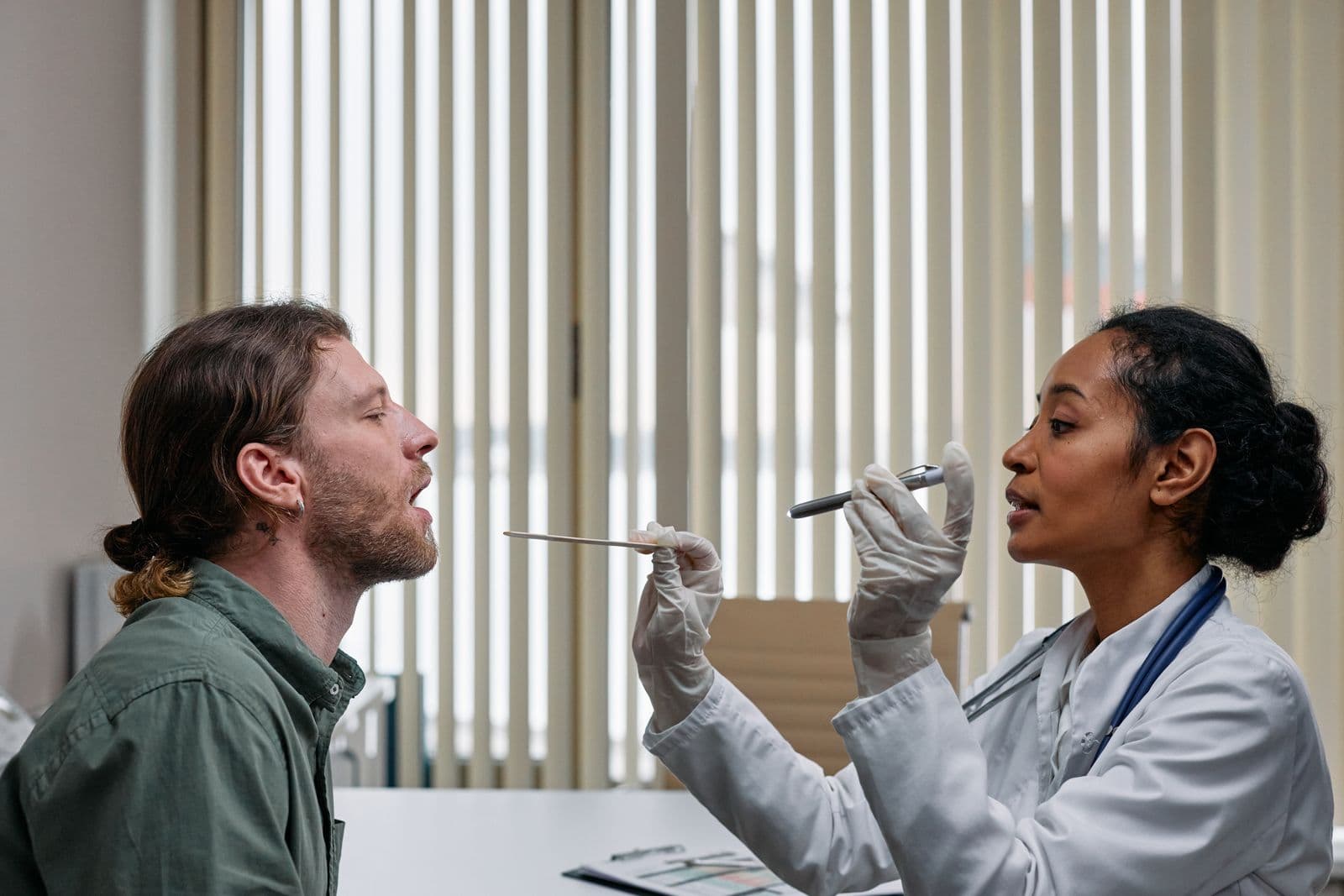 Médica atendiendo a un paciente en consulta
