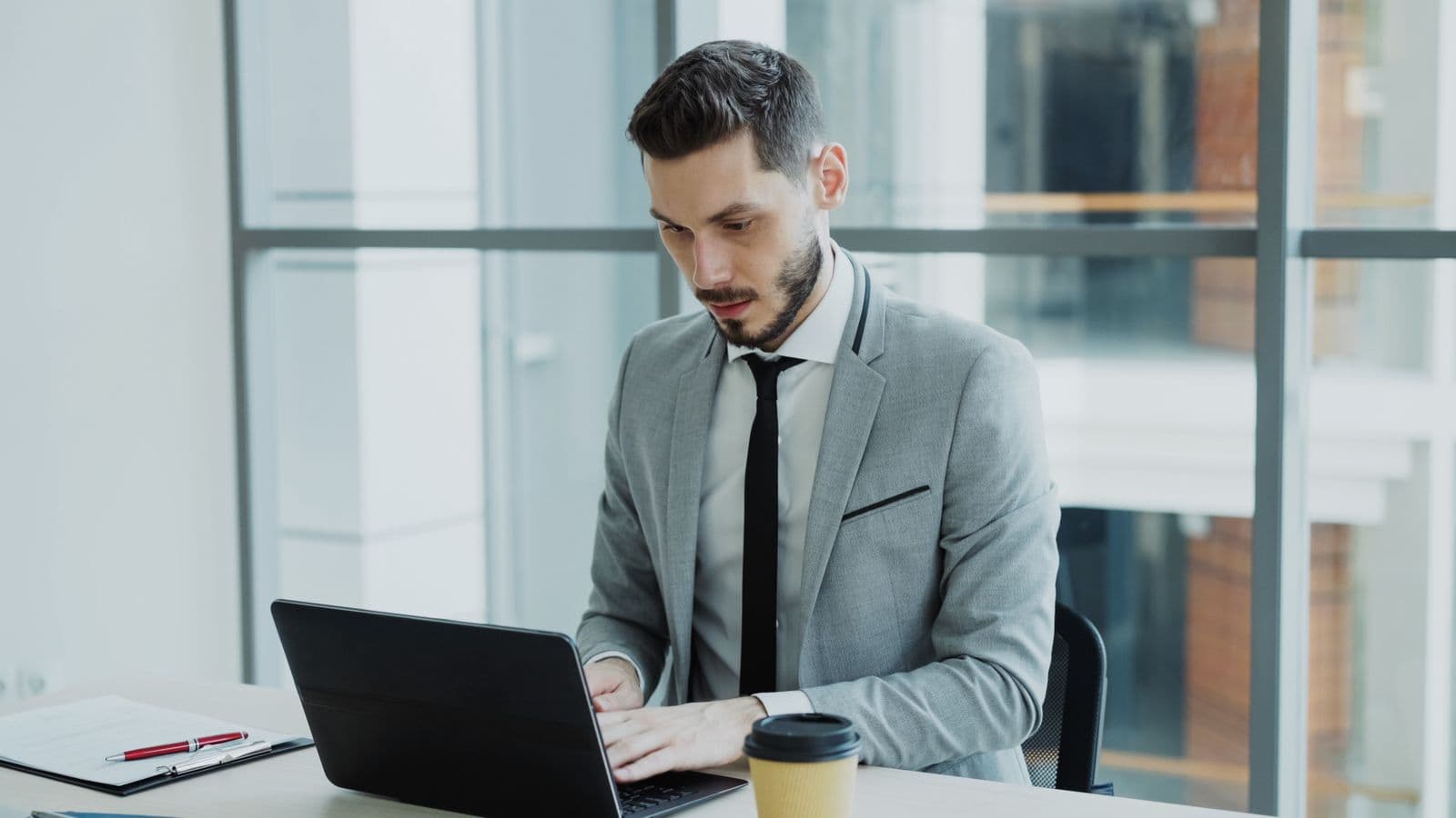 Profesional trabajando concentrado en su oficina