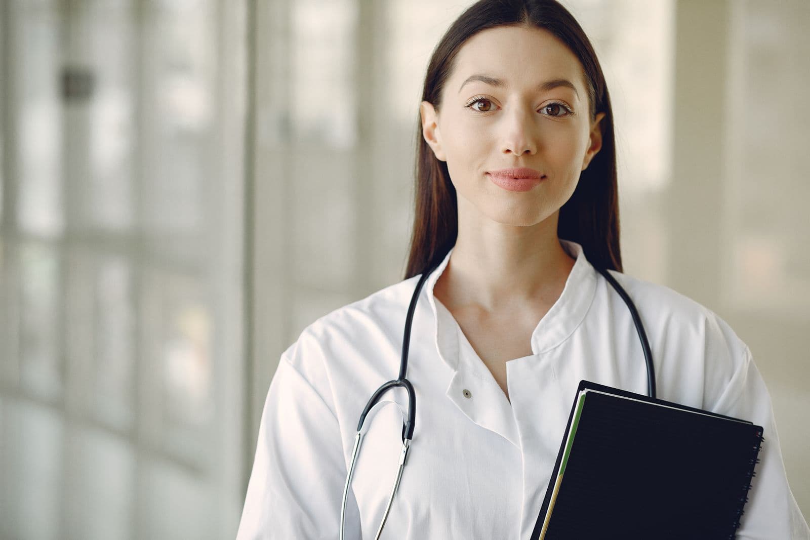 Médica profesional sonriente con estetoscopio