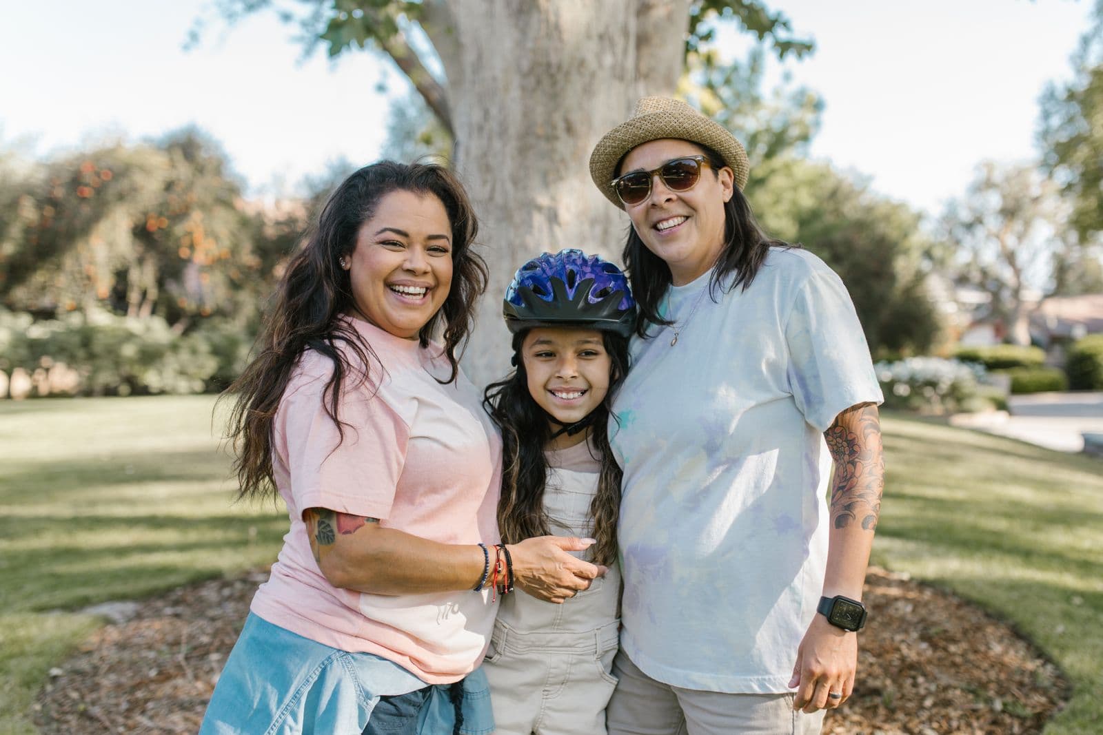 Familia feliz disfrutando al aire libre